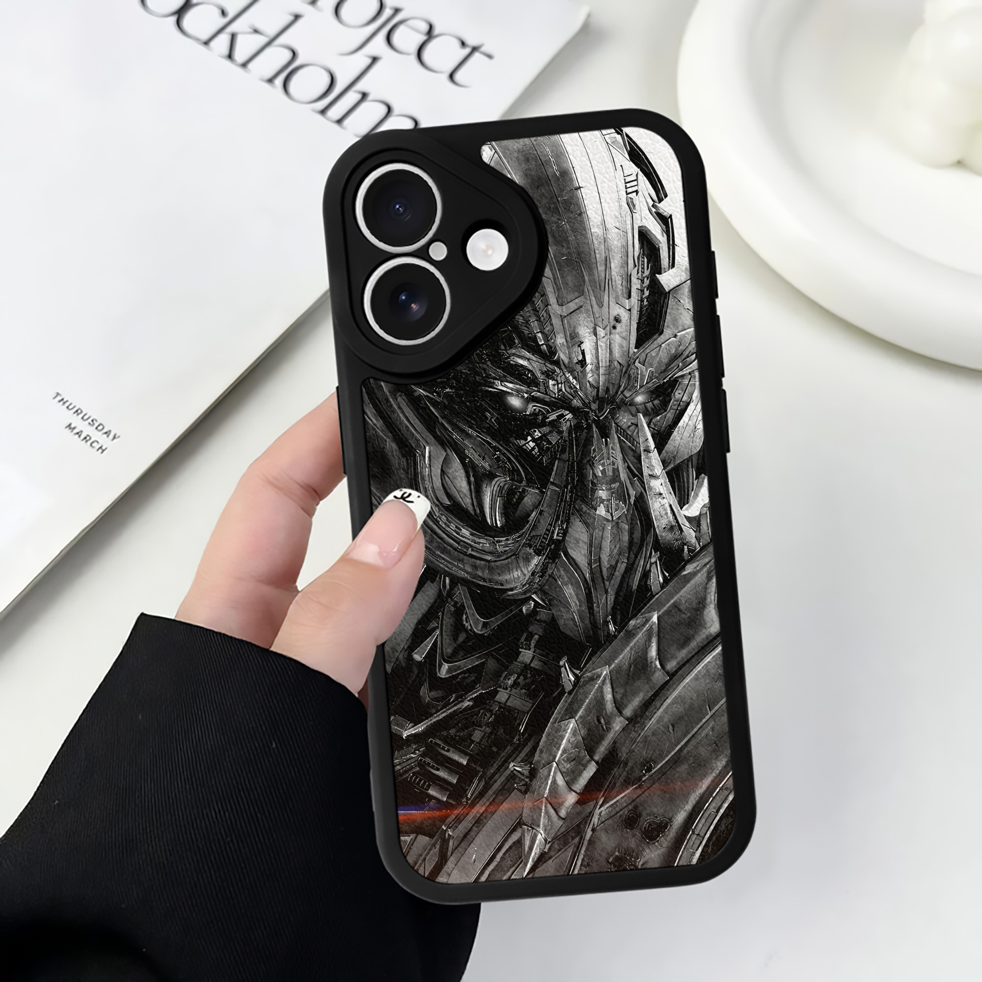 （画像用） Transformers トランスフォーマー 【iPhone 16シリーズ対応】シリコンスマホケース（レザー調） 材質：シリコン